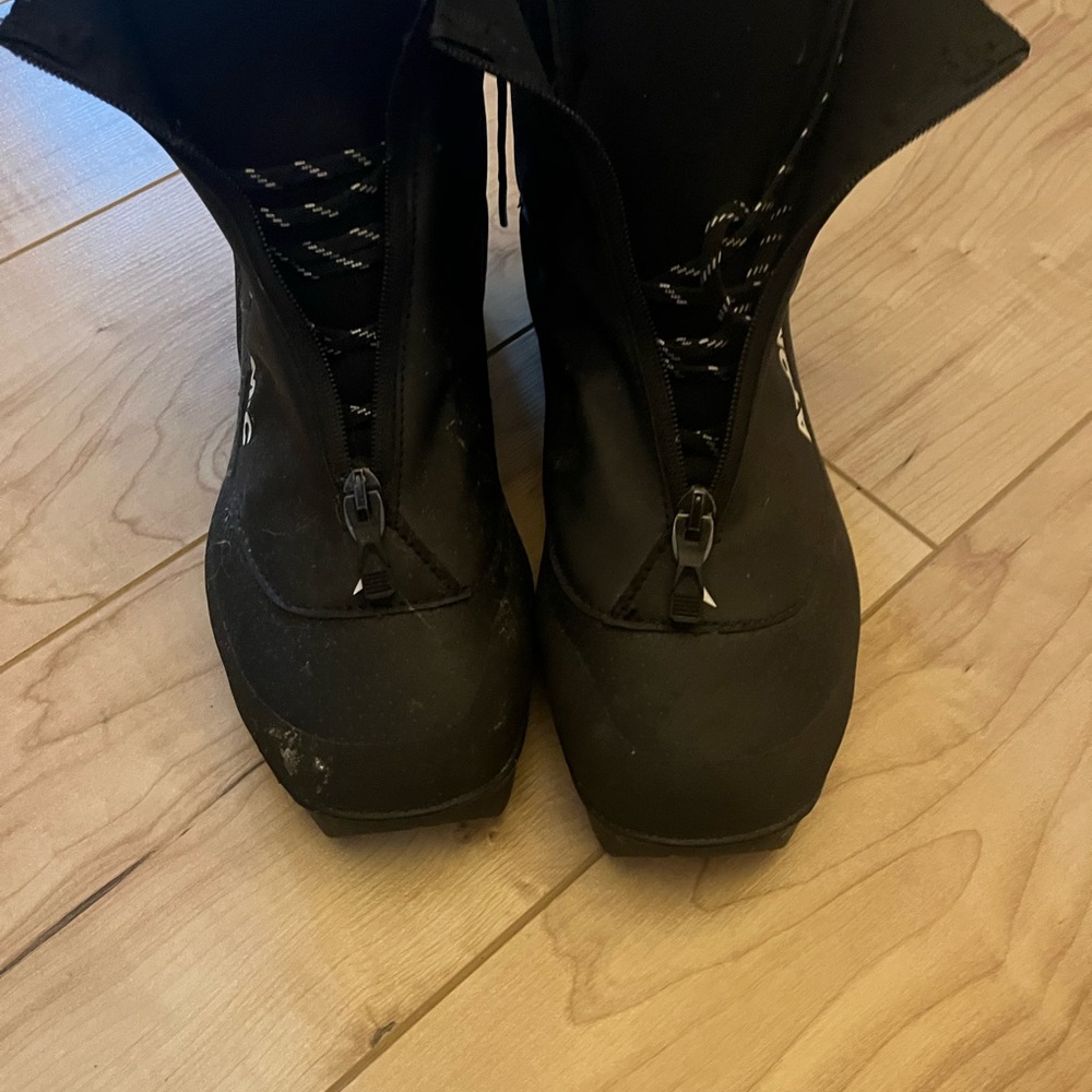 Men’s size 7.5 cross country ski boots